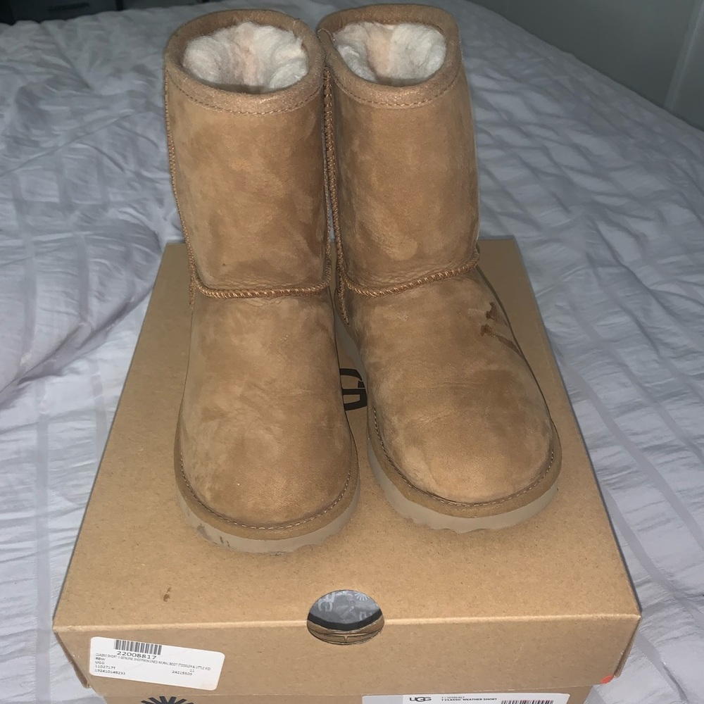 Ugg T classic weather short size 12